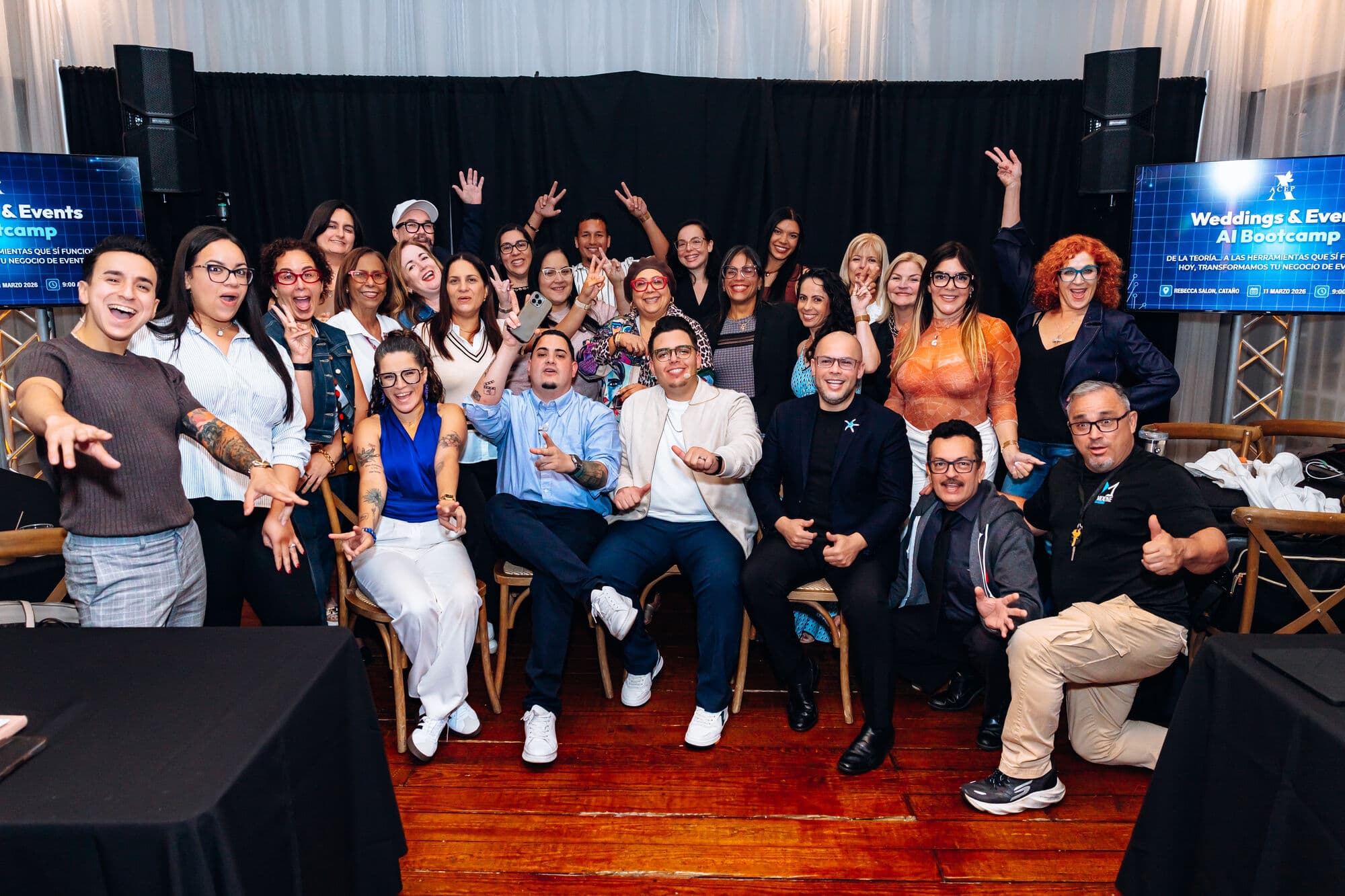 Foto grupal de los 40 participantes del AI Bootcamp 1 celebrando
