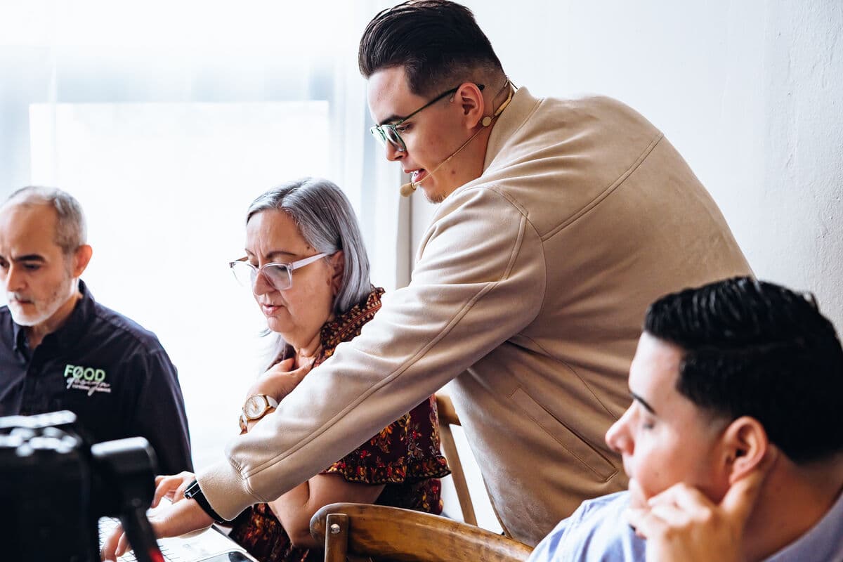 Mentoría personalizada entre facilitador y participantes